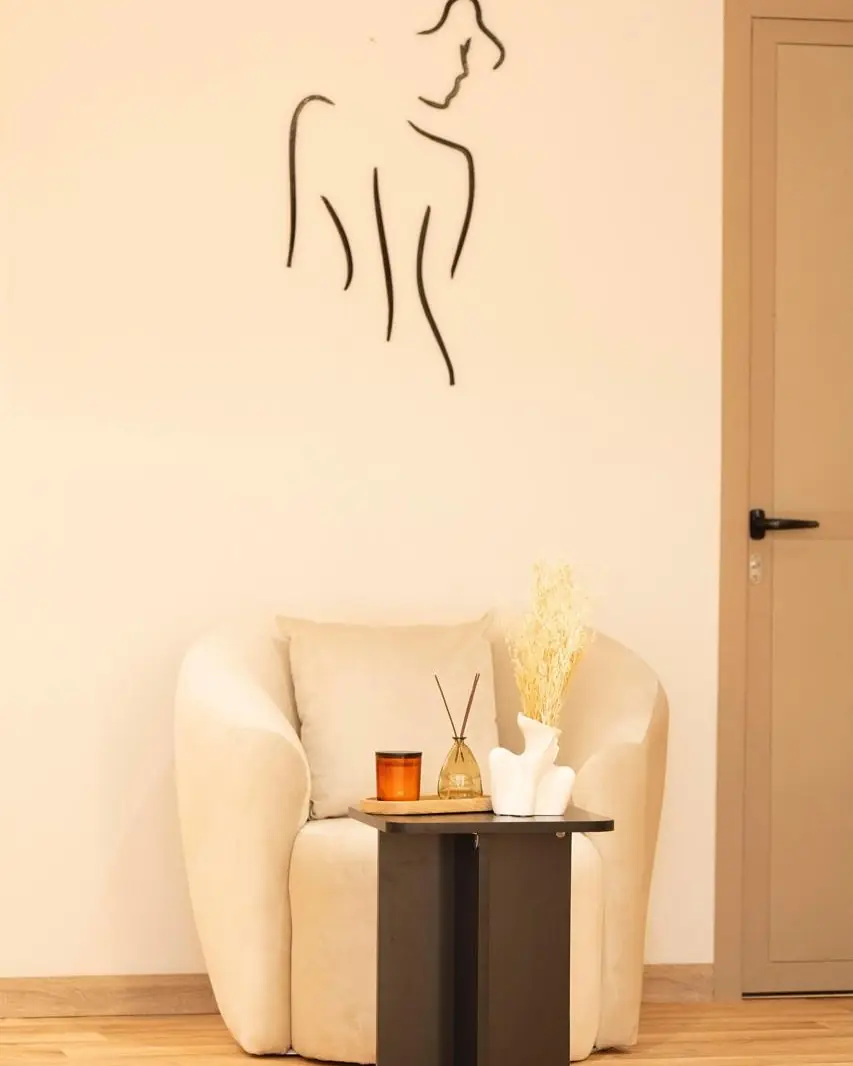 Un fauteuil sous la silhouette du logo