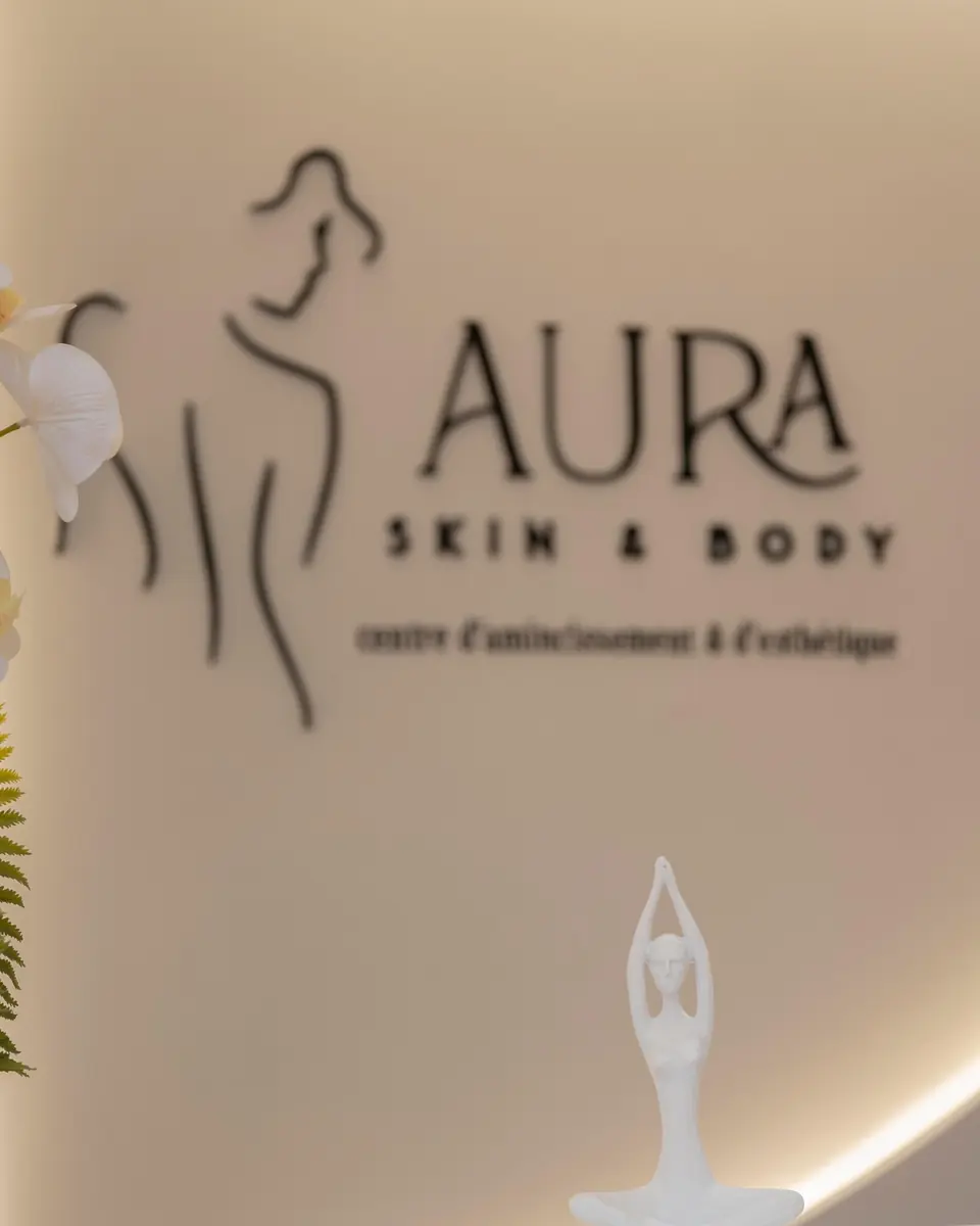 Le logo au mur et une statuette en méditation
