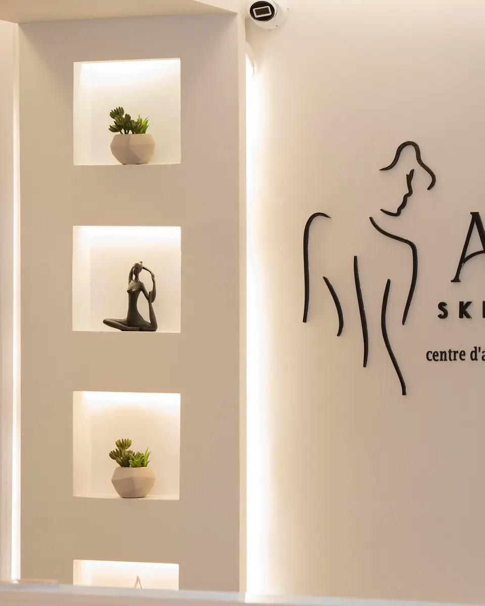 Les niches éclairées de l'accueil et le logo au mur