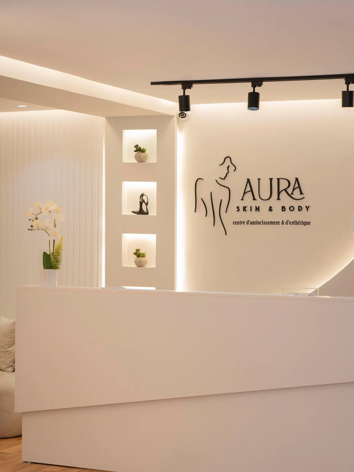 L'accueil du centre, avec le logo Aura Skin & Body au mur