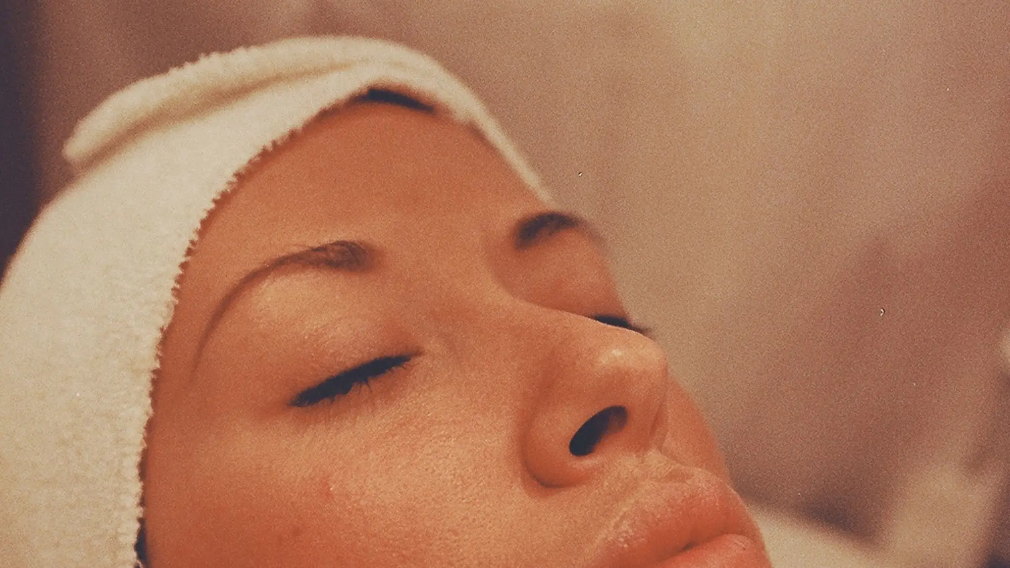 Visage d'une femme détendue pendant un soin